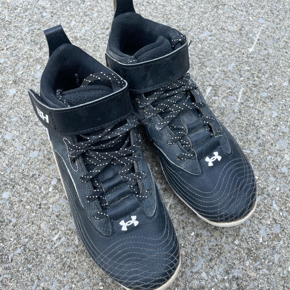 Under Armour Black and White Sneakers for Versatile Performance Cleats